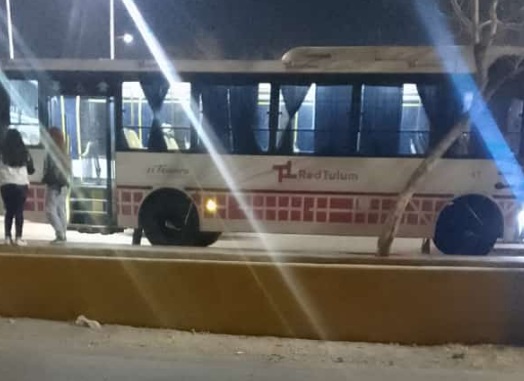 Denuncian que sujetos apedrearon a un colectivo de la Red Tulum y lastimaron a una mujer