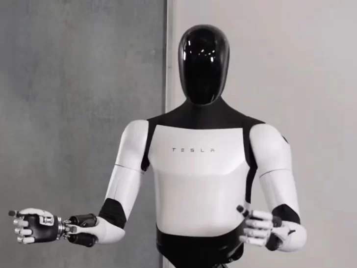 Elon Musk puso fecha de lanzamiento de Optimus, su robot humanoide