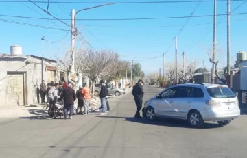 Una automovilista giró en “U” y embistió a una moto: madre e hija de la moto, ilesas