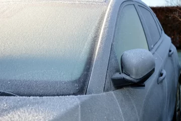 Trucos caseros para quitar la escarcha del parabrisas del auto en segundos