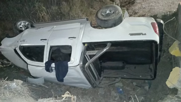 Perdió el control de su camioneta y terminó dado vuelta en el canal