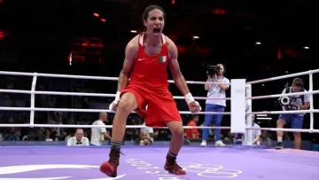 Tras la polémica, Imane Khelif venció por puntos a Hamori y pasó a semifinales