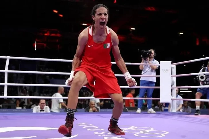 Tras la polémica, Imane Khelif venció por puntos a Hamori y pasó a semifinales