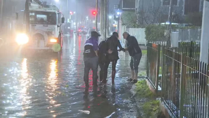 Una movilera se cayó en vivo en una boca de tormenta mientras cubría las inundaciones en Bernal