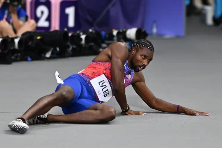 Noah Lyles corrió con COVID-19 y debió ser retirado en sillas de ruedas