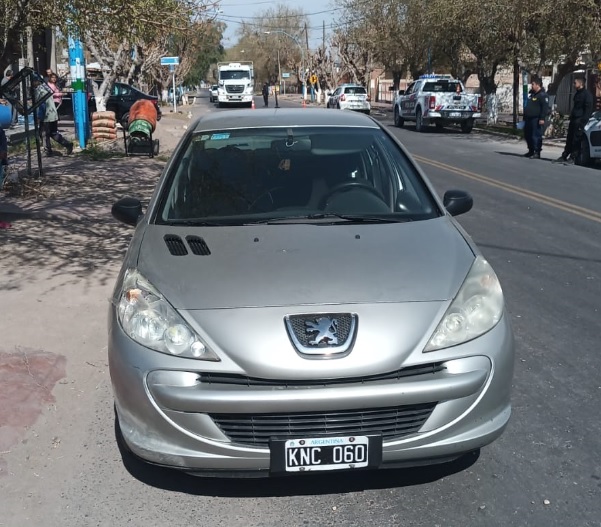 Impactante accidente: una mujer se agachó a atarse los cordones, un auto la chocó y voló