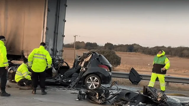 Accidente fatal en la autopista Rosario-Córdoba: un auto se incrustó debajo de un camión