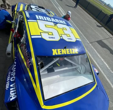 Un piloto de TC, con un auto de Boca