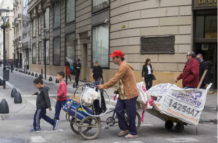 Sin planes sociales, 1 de cada 4 argentinos caería en indigencia