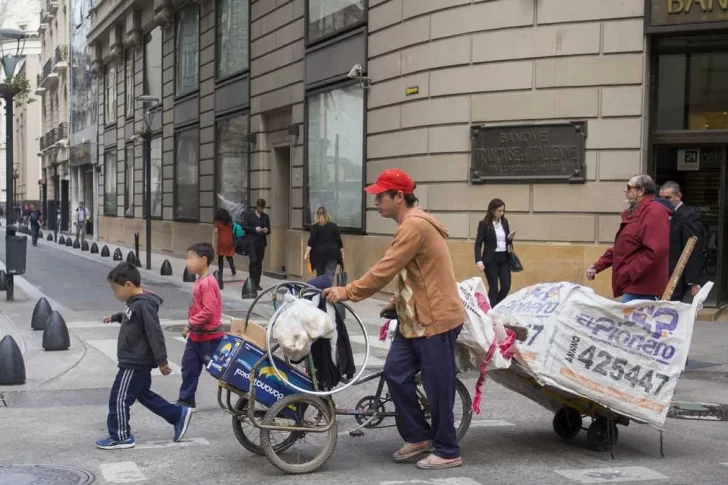 Sin planes sociales, 1 de cada 4 argentinos caería en indigencia