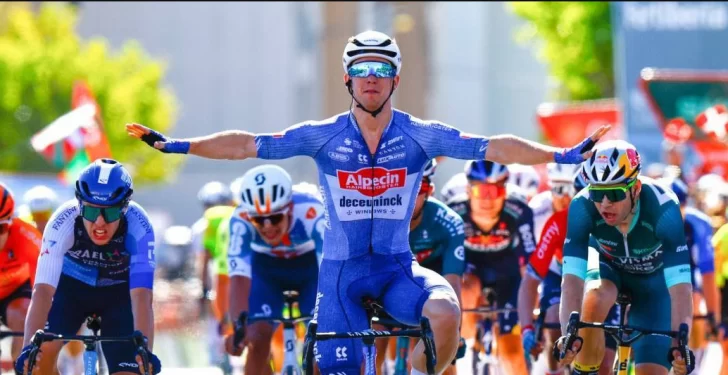 Van Aert saltó a la punta sin ganar