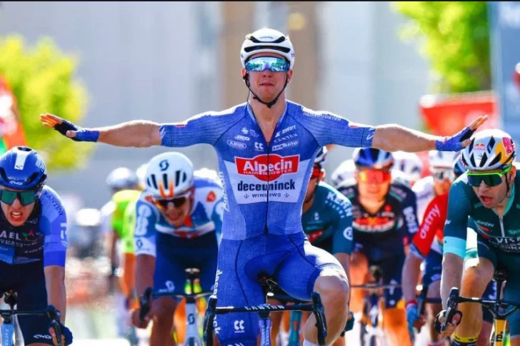 Van Aert saltó a la punta sin ganar