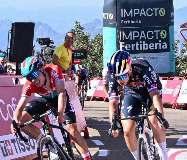 Vuelta a España: Roglic se vistió con el rojo de líder