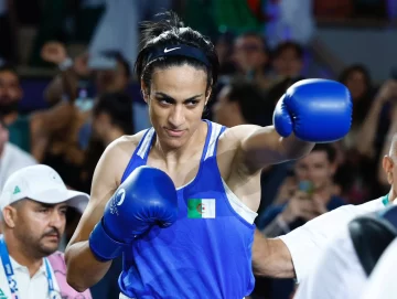 La boxeadora argelina de la polémica se metió en la final del boxeo femenino