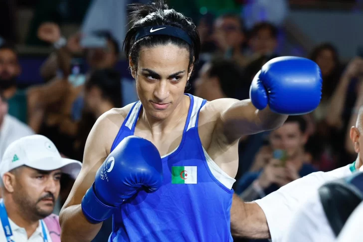 La boxeadora argelina de la polémica se metió en la final del boxeo femenino