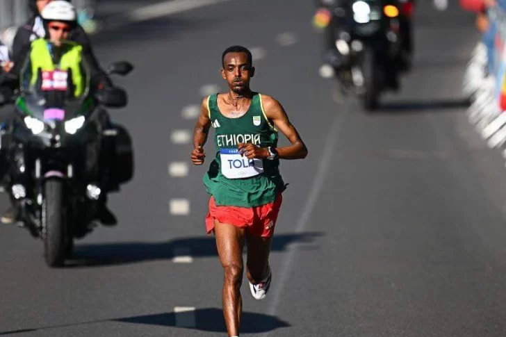 Tola aprovechó el abandono de Kipchoge y ganó con récord olímpico en maratón masculina