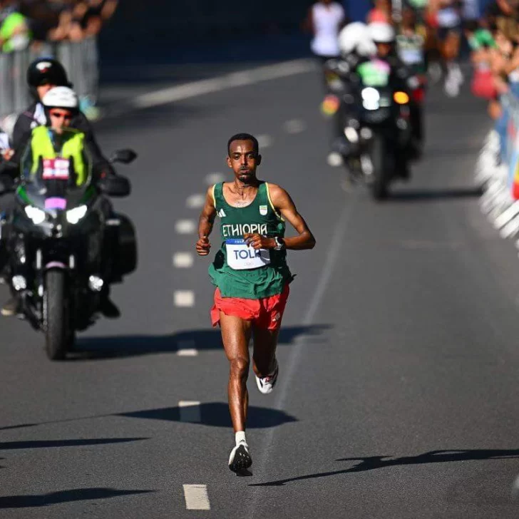 Tola aprovechó el abandono de Kipchoge y ganó con récord olímpico en maratón masculina