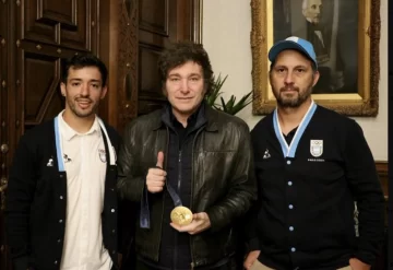 “Maligno” Torres visitó a Javier Milei y salió al balcón de Casa Rosada para mostrar su medalla