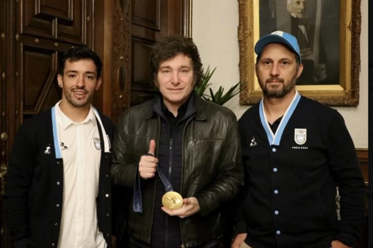 “Maligno” Torres visitó a Javier Milei y salió al balcón de Casa Rosada para mostrar su medalla