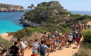 Por la sequía, la gente de la Costa Blanca española hace cola para conseguir agua