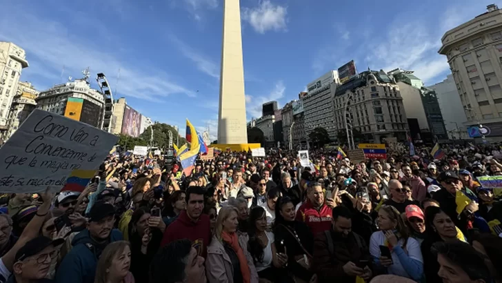 Miles de venezolanos en el Obelisco para expresarse contra Maduro