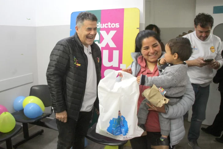 Como Papá Noel, Julián Weich habló y le dio regalos a niños con cardiopatías