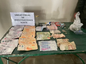 Caen tres sujetos que andaban en un auto con dinero, una balanza y marihuana