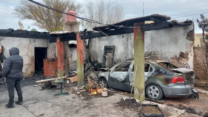 [FOTOS Y VIDEOS] Devastador incendio en la casa de dos abuelos: perdieron hasta el auto y no les cierra que haya sido accidental