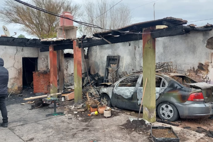 [FOTOS Y VIDEOS] Devastador incendio en la casa de dos abuelos: perdieron hasta el auto y no les cierra que haya sido accidental