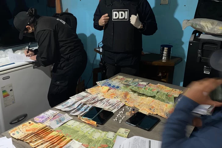 Caen un hombre y una mujer con cocaína, dinero y varios celulares