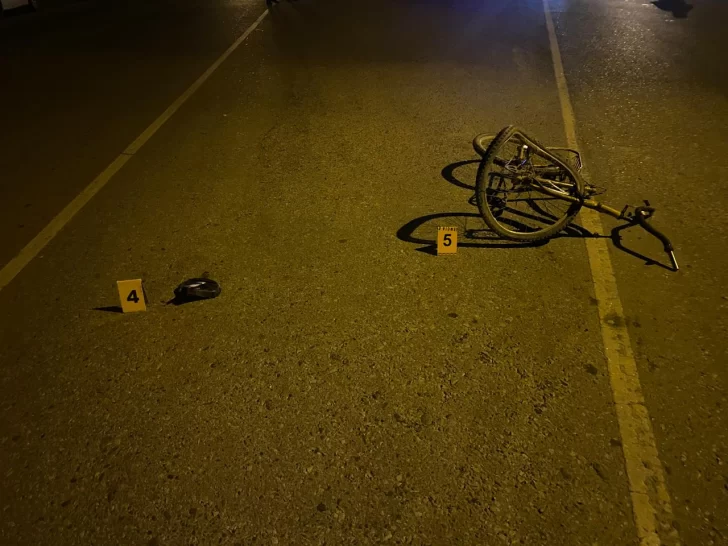 Un ciclista de 37 años sufrió graves lesiones al ser embestido por un auto