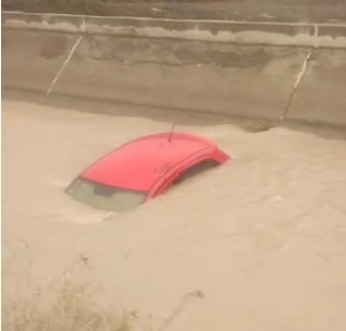 VIDEO: un auto cayó a un canal tras un choque y el agua se lo llevó