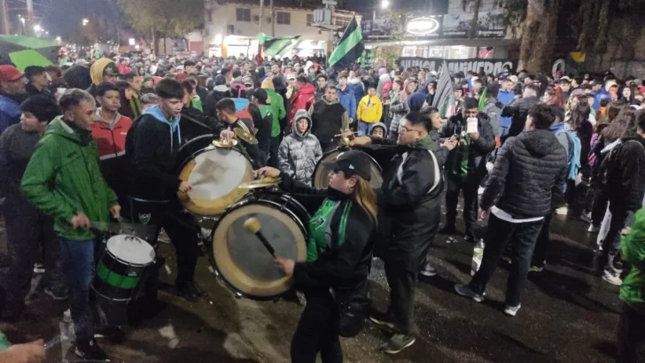 [VIDEO] Banderazo de apoyo: los hinchas de San Martín se hicieron notar antes que el equipo viaje a Tucumán