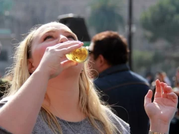 Beber sorbo de Caña con ruda: cómo se prepara y por qué se toma el 1 de agosto