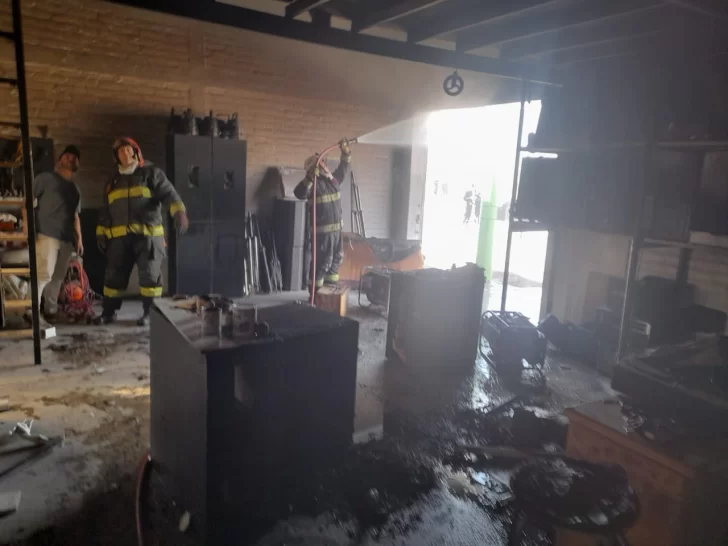 El incendio en una vivienda de Pocito alcanzó a un vehículo