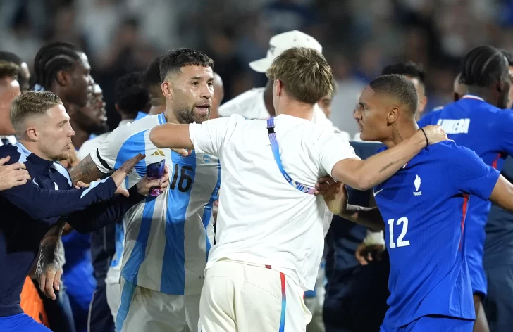 [VIDEO] Escandaloso final: un francés se burló en los festejos y los argentinos reaccionaron