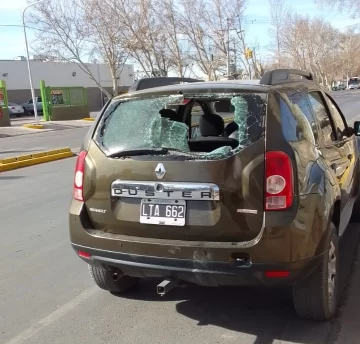 Menor en bicicleta colisiona con camioneta detenida en un semáforo