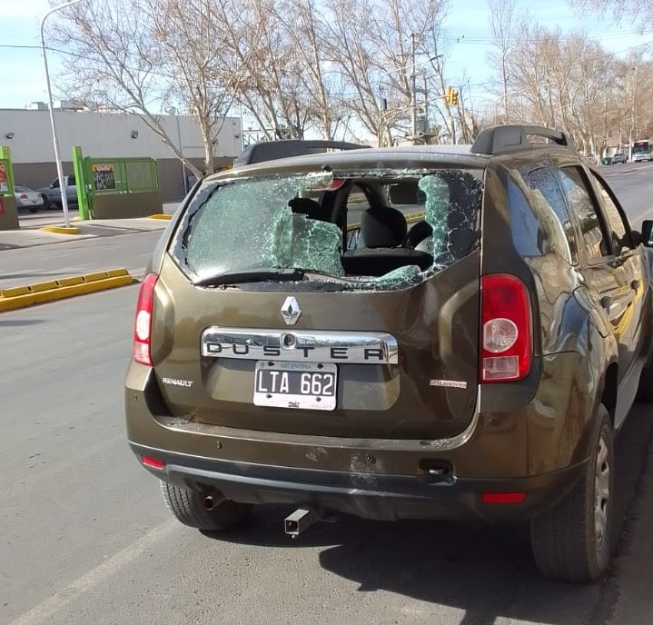 Menor en bicicleta colisiona con camioneta detenida en un semáforo