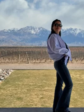 Lali Espósito con la Cordillera de fondo