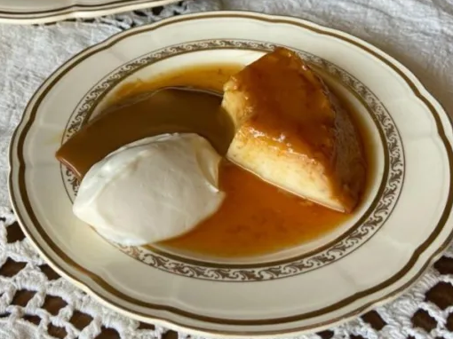 Receta de flan con dulce de leche y crema chantilly, un manjar