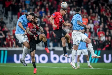 Con un polémico gol anulado, Belgrano perdió en Brasil con Athletico Paranaense