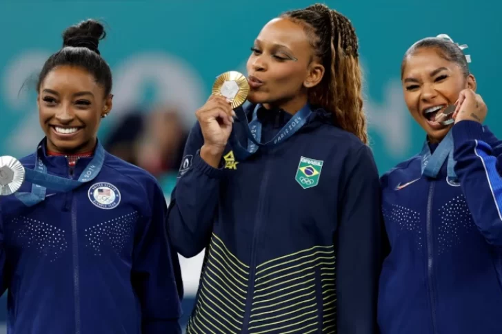 Rebeca Andrade, la brasileña que relegó a Simone Biles y ganó el oro en gimnasia de suelo