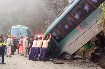 Un micro con rumbo a Machu Picchu volcó en la ruta y dos turistas argentinos resultaron heridos