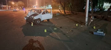 Un hombre, grave tras perder el control del auto, chocar una camioneta estacionada y estrellarse contra una pilastra