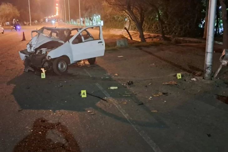 Un hombre, grave tras perder el control del auto, chocar una camioneta estacionada y estrellarse contra una pilastra