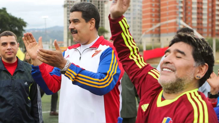 Maduro invocó al fantasma de Maradona para que moleste a Milei: “Que le jale las patas”