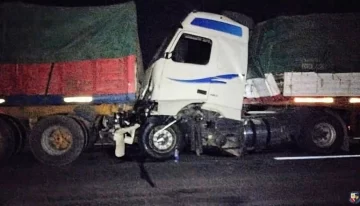 Dos camiones que venían a San Juan chocaron en San Luis