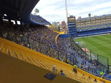 Momentos de tensión entre la Policía y los hinchas de Boca que ingresan al estadio