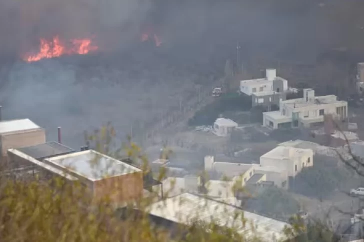 Otro barrio evacuado por el fuego