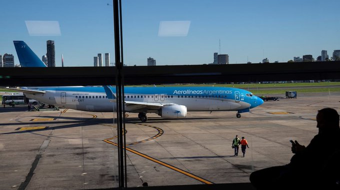 Alerta por una amenaza de bomba en un vuelo de Aerolíneas Argentinas en el que viajaban dos famosos